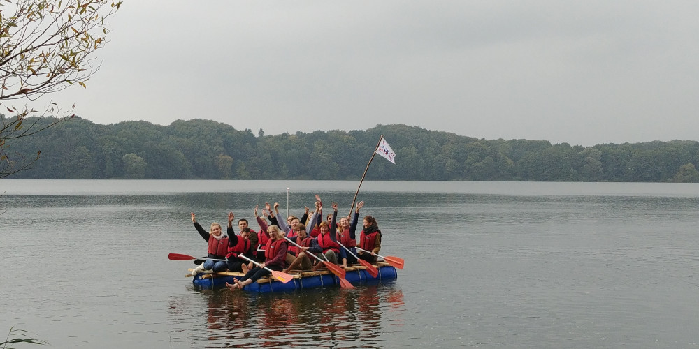 Floss auf dem Wasser