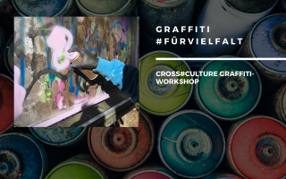 Abgebildet wird ein Fot einer sprühenden Hand. Es wird rosa Farbe auf eine schmutzige Wang gesprayt. Die Person trägt schwarze Gummihandschuhe. Daneben steht in weißer Schrift "Graffiti #fürvielfalt, cross#culture Graffiti Workshop".