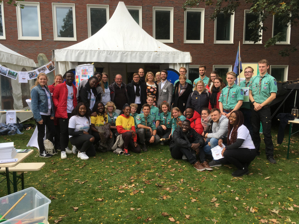 Gruppenbild vor dem Stand